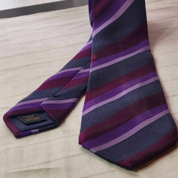 BANANA REPUBLIC Men's SILK Neck tie,  purple, lila, & burgundy Striped pattern - Picture 6 of 15